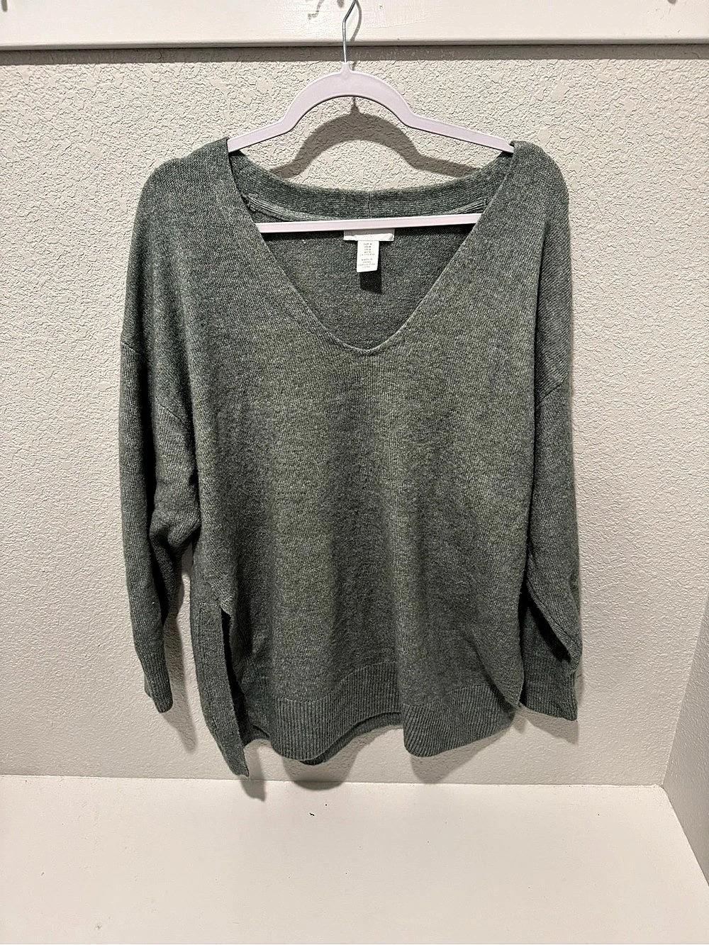 H&Medium V-Neck Sweater in Green Size Medium